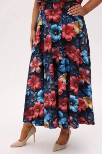 Rozkloszowana spódnica Solea MIDI w print hibiskusa PLUS SIZE XXL OVERSIZE. Spódnice Moda Size Plus Iwanek, na co dzień, l, bez wzorów, z bawełny, eleganckie, plus size, midi. W wyprzedaży za 229,90 zł.