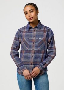 DAMSKA KOSZULA WRANGLER FEMME WESTERN SHIRT EARTH RED 112370788. Czerwone koszule Wrangler, s, bez wzorów, bez kołnierzyka, bez ramiączek. Za 159,99 zł.
