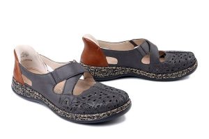 RIEKER 46352-45 grey, półbuty letnie damskie. Szare półbuty Rieker, na lato, w ażurowe wzory, bez obcasa, bez zapięcia. Za 359,90 zł.