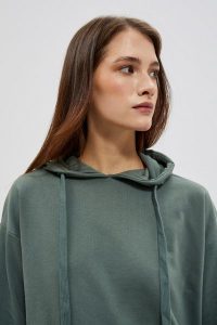 Bluza z kapturem oliwkowa. Zielone bluzy MOODO, xs, bez wzorów, z bawełny, z kapturem. W wyprzedaży za 35,99 zł.