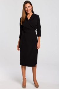Elegancka sukienka biznesowa kopertowa midi z paskiem w talii czarna. Czarne sukienki Stylove, do pracy, xxl, bez wzorów, biznesowe, bez kołnierzyka, bez ramiączek, midi, kopertowe. Za 309,00 zł.