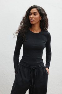 Dopasowany top z prązkowanej bawełny w kolorze DEEP GRAPHITE- COTTIE. Szare topy Marsala, bez wzorów, z bawełny, bez kołnierzyka, bez ramiączek. Za 159,90 zł.