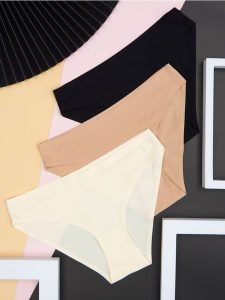 Majtki figi 3 pack - czarny. Czarne figi Sinsay, bez wzorów, z materiału. Za 25,99 zł.