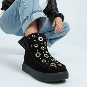 Śniegowce Gioseppo, na grubej platformie skórzane ocieplane futerkiem i z ozdobami, czarne, 76060. Czarne buty zimowe Hot Potatoes by Gioseppo, z weluru, bez obcasa, bez zapięcia. Za 322,99 zł.