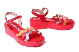 WONDERS B-7943 blush, sandały damskie. Czerwone sandały Wonders, bez wzorów, ze skóry, bez obcasa, na koturnie, bez zapięcia. Za 407,92 zł.