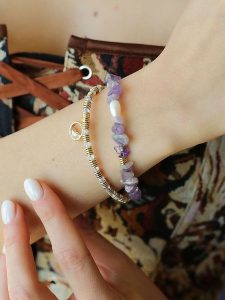 Pierres delicates Pozłacana bransoletka z ametystami rozmiar: onesize. Różowe bransoletki Pierres delicates, z ametystem, pozłacane. Za 43,99 zł.