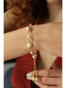 L'Atelier de Gaia Pozłacana bransoletka z perłami rozmiar: onesize. Białe bransoletki L'Atelier de Gaia, z perłą, pozłacane. Za 139,54 zł.