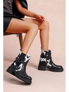 Foreverfolie Botki w kolorze czarno-białym rozmiar: 37. Białe botki Foreverfolie, bez wzorów, bez obcasa, bez zapięcia. Za 130,99 zł.