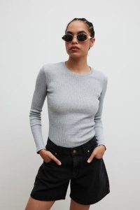 Dopasowany top z długim rękawem w kolorze GREY - MOODY-XS. Szare topy Marsala, xs, bez wzorów, z bawełny, bez kołnierzyka, bez ramiączek. Za 129,90 zł.