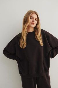 Bluza damska o kroju regular fit w kolorze DARK CHOCOLATE - MANLY. Czarne bluzy Marsala, uniwersalny, bez wzorów, z bawełny, bez kaptura. Za 319,90 zł.