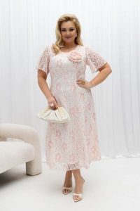 Elegancka sukienka Dorisse w kolorze ecru z akcentem pudrowego różu Koronka MIDI rozkloszowana koronkowa na podszewce PLUS SIZE XXL OVERSIZE WIOSNA. Czerwone sukienki Moda Size Plus Iwanek, na imprezę, na wiosnę, l, bez wzorów, z elastanu, eleganckie, bez kołnierzyka, plus size, bez ramiączek, midi, oversize. Za 359,90 zł.