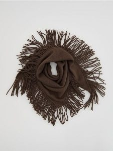Szal z frędzlami - ciemnobrązowy. Brązowe szaliki Reserved, bez wzorów. Za 69,99 zł.