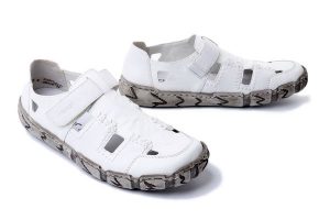 RIEKER L0362-80 white, półbuty letnie damskie. Białe półbuty Rieker, na lato, bez wzorów, bez obcasa, bez zapięcia. Za 279,92 zł.