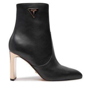 Botki Guess. Czarne botki Guess, z aplikacjami, bez obcasa, na słupku, bez zapięcia. Za 579,99 zł.