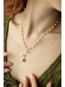 Pierres delicates Naszyjnik w kolorze białym z perłami i zawieszką - dł. 50 cm rozmiar: onesize. Białe naszyjniki Pierres delicates, z perłą, z mosiądzu. Za 139,20 zł.