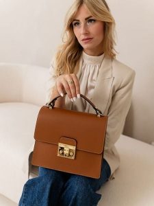 Lia Biassoni Skórzana torebka w kolorze jasnobrązowym - 27 x 24 x 8 cm rozmiar: onesize. Brązowe torebki klasyczne Lia Biassoni, bez wzorów, z materiału, przez ramię, bez dodatków. Za 304,99 zł.