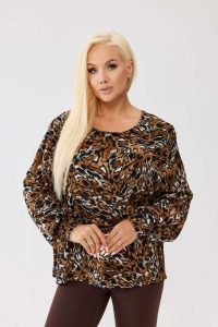 Klasyczna wiskozowa bluzka Savanna Brown z motywem zwierzęcego printu PLUS SIZE XXL OVERSIZE JESIEŃ. Brązowe bluzki Moda Size Plus Iwanek, plus size, bez wzorów, z materiału, eleganckie, bez kołnierzyka, plus size, bez ramiączek. Za 199,90 zł.