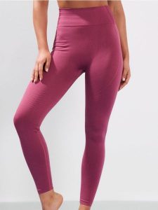 Legginsy sportowe z ozdobnymi przeszyciami - różowy. Czerwone legginsy Sinsay, bez wzorów. Za 39,99 zł.
