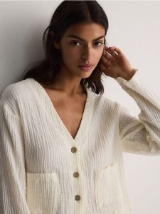 Muślinowa koszula - biały. Białe koszule Reserved, l, bez wzorów, z bawełny, bez kołnierzyka, bez ramiączek. W wyprzedaży za 49,99 zł.