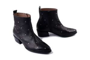 WONDERS D-2002 negro, botki damskie. Czarne botki Wonders, bez wzorów, bez obcasa, bez zapięcia. Za 538,93 zł.