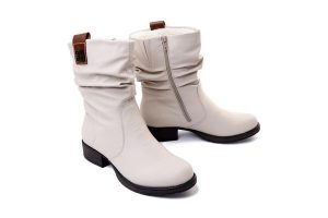 RIEKER Z9583-60 beige, kozaki damskie. Brązowe kozaki Rieker, na zimę, bez wzorów, bez obcasa, na obcasie, bez zapięcia. Za 379,90 zł.