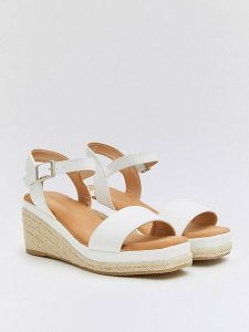 Belucci Sandały w kolorze białym na koturnie rozmiar: 39. Białe sandały Belucci, bez wzorów, z otwartym noskiem, bez obcasa, na koturnie, bez zapięcia. Za 145,95 zł.