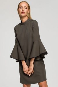Elegancka sukienka trapezowa z bufiastymi rękawami z falbanami khaki. Brązowe sukienki MOE, xl, bez wzorów, eleganckie, bez kołnierzyka, bez ramiączek, trapezowe. Za 259,00 zł.