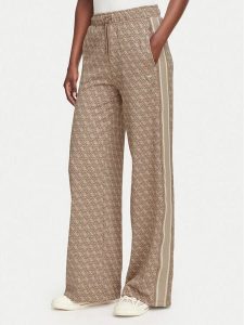 Guess Spodnie dresowe V6YB27 K5181 Brązowy jasny Relaxed Fit. Brązowe spodnie dresowe Guess, l, z aplikacjami, z dresówki. Za 474,99 zł.