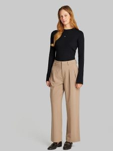 CALVIN KLEIN JEANS Koszulka w kolorze czarnym rozmiar: XL. Czarne bluzki Calvin Klein Jeans, xl, bez wzorów, z jeansu, bez kołnierzyka, bez ramiączek. Za 109,78 zł.