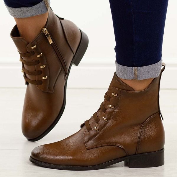 Brązowe botki damskie Potocki 12665. Brązowe botki POTOCKI, na jesień, bez wzorów, z jeansu, z okrągłym noskiem, bez obcasa, na płaskiej podeszwie, bez zapięcia. Za 219,00 zł.