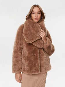 Guess Futro W3BL76 WEYQ0 Brązowy Regular Fit. Brązowe płaszcze Guess, xl, z aplikacjami, z futra, bez kaptura. Za 719,99 zł.