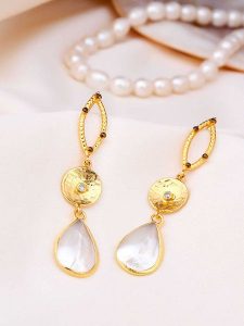 Pierres de Jade Pozłacane kolczyki-wkrętki z cyrkoniami i masą perłową rozmiar: onesize. Białe kolczyki Pierres de Jade, z cyrkonią, pozłacane. Za 56,99 zł.