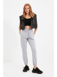 Trendyol Spodnie dresowe w kolorze szarym rozmiar: XS. Szare spodnie dresowe Trendyol, xs, bez wzorów, z dresówki. Za 65,99 zł.