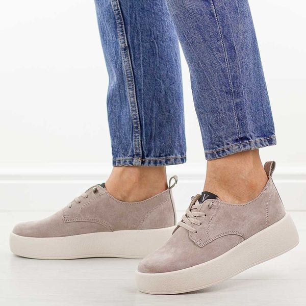 Beżowe zamszowe półbuty damskie Vinceza 79605. Brązowe półbuty VINCEZA, na jesień, bez wzorów, z jeansu, z okrągłym noskiem, bez obcasa, bez zapięcia. Za 229,00 zł.