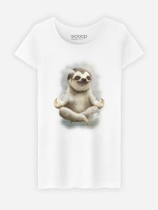 WOOOP Koszulka "Medidate Sloth" w kolorze białym rozmiar: S. Białe bluzki Wooop, s, bez wzorów, z bawełny, bez kołnierzyka, bez ramiączek. Za 37,45 zł.
