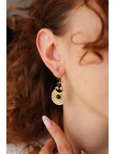 Pierres delicates Pozłacane kolczyki z kwarcem dymnym rozmiar: onesize. Żółte kolczyki Pierres delicates, z kwarcem, pozłacane. Za 100,52 zł.