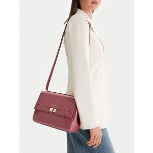 Torebka Lasocki. Czerwone listonoszki Lasocki, bez wzorów, bez dodatków. Za 159,99 zł.