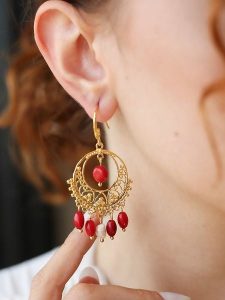 Pierres delicates Pozłacane kolczyki z koralami rozmiar: onesize. Czerwone kolczyki Pierres delicates, z koralem, pozłacane. Za 96,37 zł.