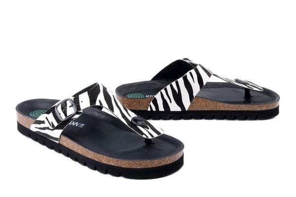 DR. BRINKMANN 700908-00 zebra, klapki japonki damskie. Białe klapki Dr. Brinkmann, bez wzorów, bez obcasa. Za 229,42 zł.