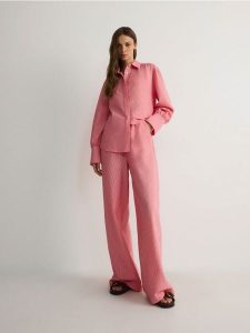 Koszula oversize w piżamowym stylu - czerwony. Czerwone koszule Reserved, l, bez wzorów, z bawełny, bez kołnierzyka, bez ramiączek. W wyprzedaży za 49,99 zł.