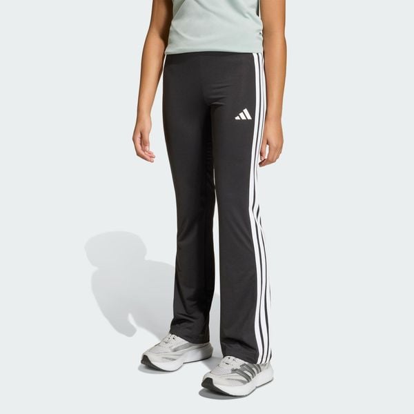 Legginsy Train Essentials z rozszerzanymi nogawkami z 3 paskami. Białe legginsy ADIDAS, bez wzorów. Za 119,00 zł.