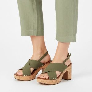 Sandały damskie Marco Tozzi, na wysokim słupku z krzyżowanymi paskami i regulowanym zapięciem przy pięcie osadzone na platformie o korkowym wykończen. Zielone sandały Marco Tozzi, bez wzorów, bez obcasa, na obcasie, bez zapięcia. Za 224,90 zł.