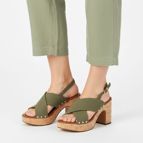 Sandały damskie Marco Tozzi, na wysokim słupku z krzyżowanymi paskami i regulowanym zapięciem przy pięcie osadzone na platformie o korkowym wykończen. Zielone sandały Marco Tozzi, bez wzorów, bez obcasa, na obcasie, bez zapięcia. Za 224,90 zł.