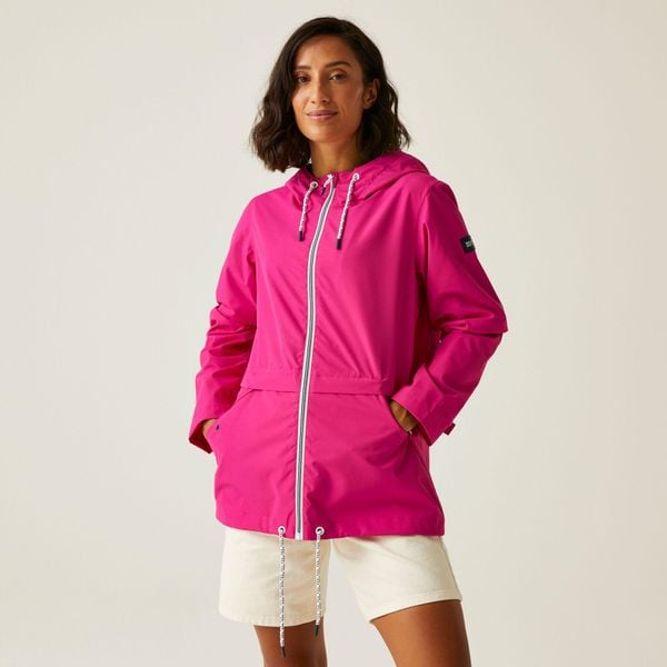 Kurtka turystyczna przeciwdeszczowa damska Bayletta wodoodporna. Czerwone kurtki Regatta, bez wzorów, bez kaptura. Za 139,99 zł.