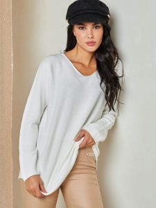 Plume Sweter "Jamina" w kolorze kremowym rozmiar: M. Brązowe swetry oversize Plume, m, bez wzorów, bez ramiączek. Za 143,22 zł.