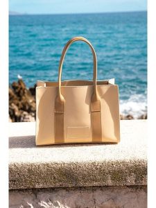 Maison héritage PARIS Skórzana torebka "Bahamas Lisse" w kolorze beżowym - 32 x 22 x 12 cm rozmiar: onesize. Brązowe torebki klasyczne Maison héritage PARIS, bez wzorów, z materiału, przez ramię, bez dodatków. Za 368,09 zł.