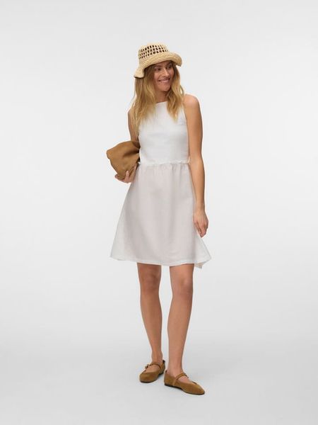 Vero Moda Sukienka w kolorze białym rozmiar: S. Białe sukienki Vero Moda, s, bez wzorów, z bawełny, bez kołnierzyka, bez ramiączek, mini. Za 104,95 zł.