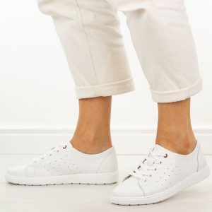 Białe skórzane półbuty damskie Filippo Dp7556/26. Białe półbuty Filippo, na lato, bez wzorów, z jeansu, bez obcasa, na płaskiej podeszwie, bez zapięcia. Za 219,00 zł.