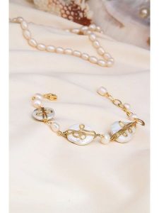 Pierres delicates Bransoletka w kolorze białym z perłami rozmiar: onesize. Białe bransoletki Pierres delicates, z perłą, z mosiądzu. Za 80,45 zł.