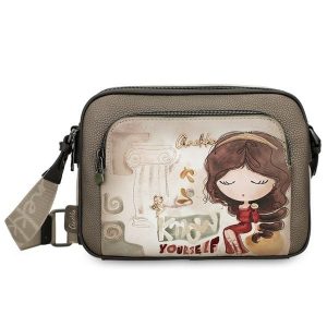 Brązowa Damska Listonoszka Anekke Z Laleczką. Brązowe torebki klasyczne Anekke, bez wzorów, bez dodatków. Za 359,00 zł.